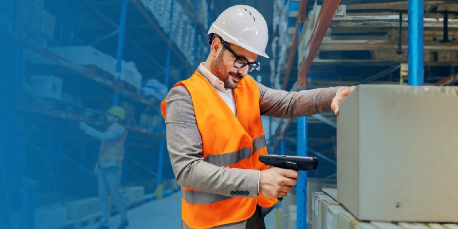 Profesional de control de calidad o inventario con bata blanca, usando un lector de código de barras Honeywell para escanear cajas en un almacén o laboratorio.