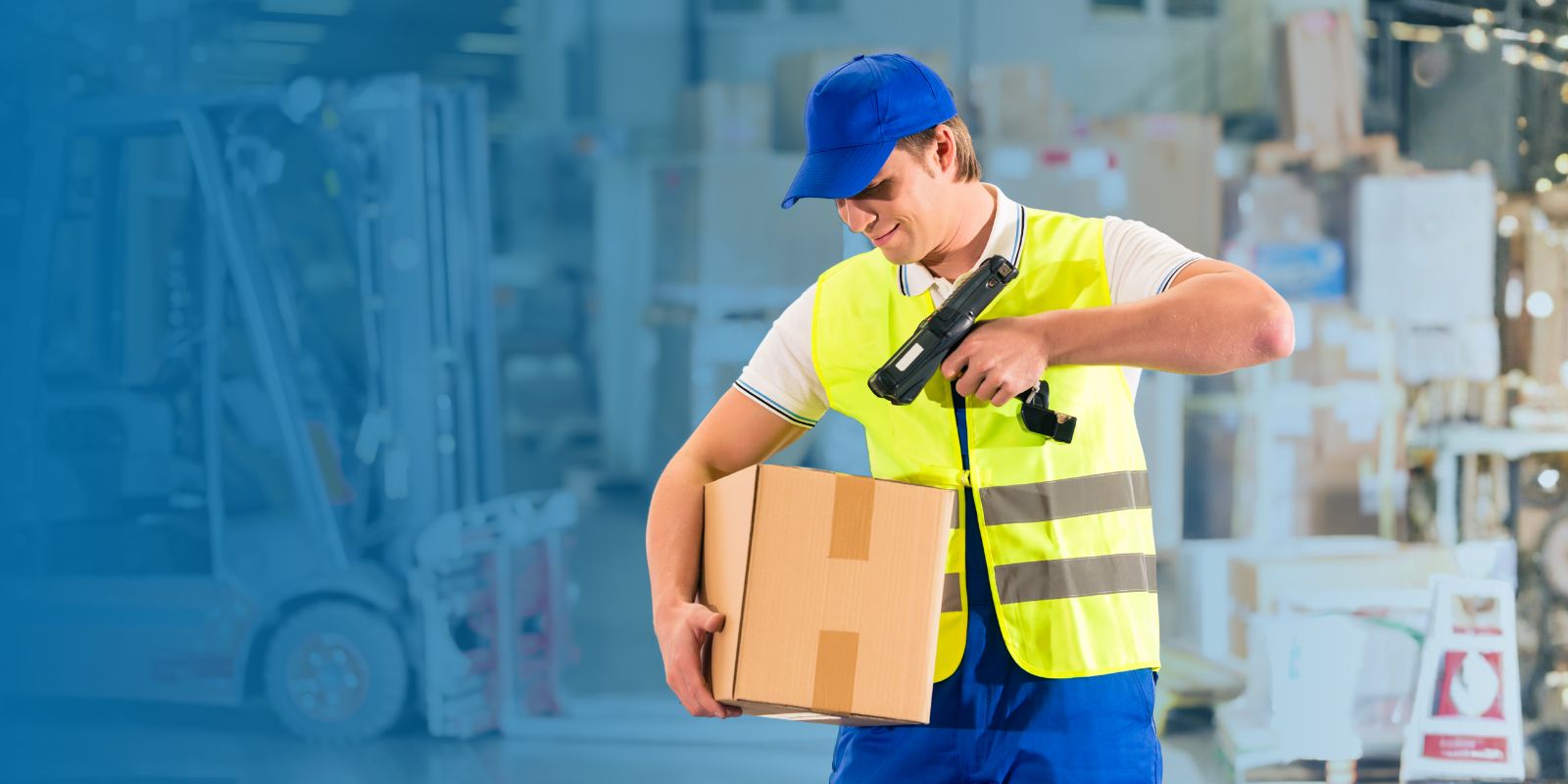 Trabajador de almacén con gorra azul y chaleco reflectante, usando un escáner handheld de largo alcance para escanear un paquete de cartón.